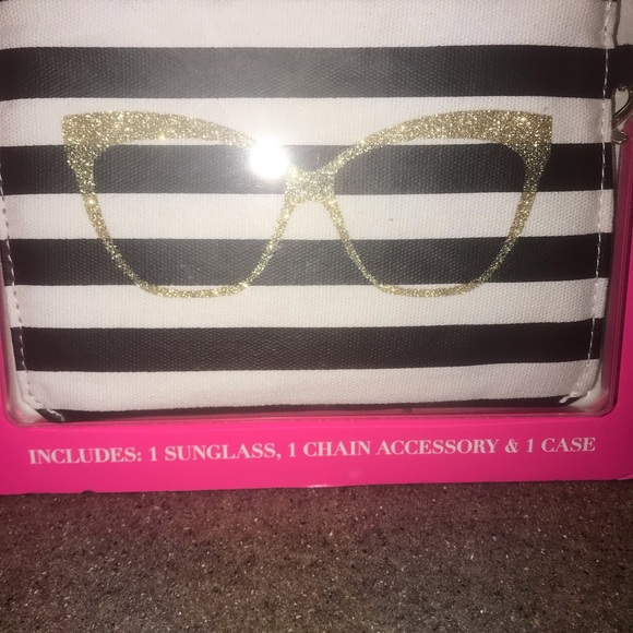 🆕 Betsy Johnson 💋 Polarized Sunglasses 🕶, Chain, Case - Picture 3 of 5